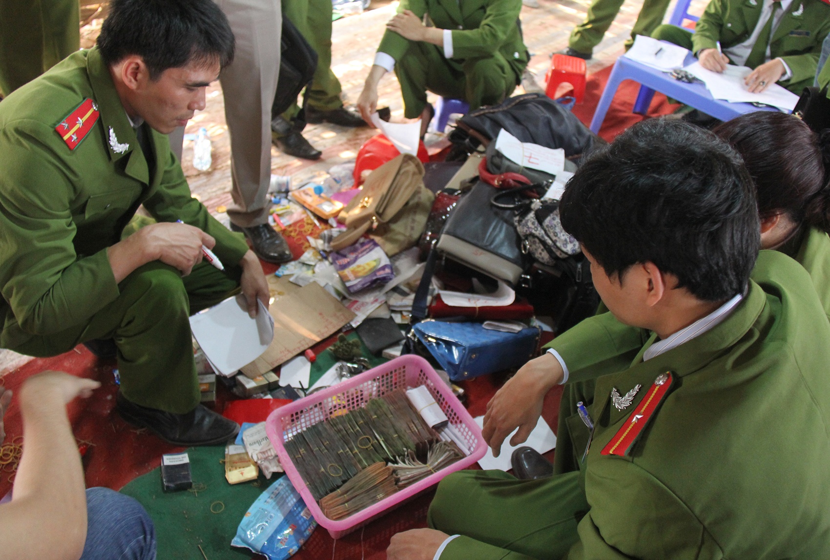 Canh sat dot kich soi bac quy mo lon o tang 12 toa chung cu hinh anh