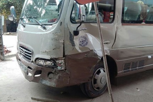 Be trai 13 tuoi lai xe khach gay tai nan lien hoan hinh anh