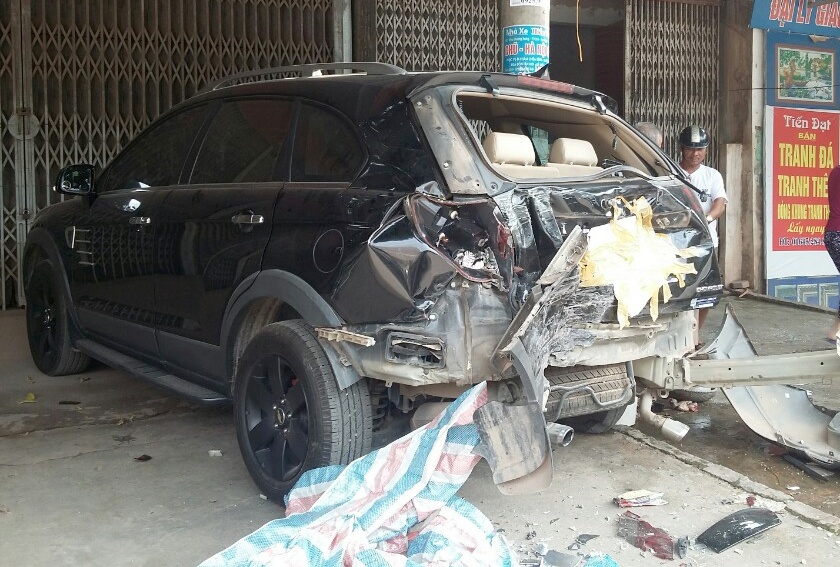 Be trai lai xe khach gay tai nan lien hoan anh 2