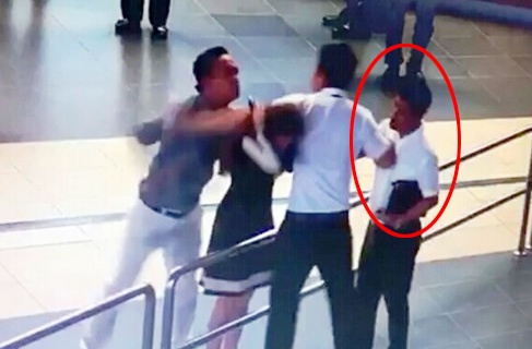 Nu nhan vien Vietnam Airlines bi danh anh 1