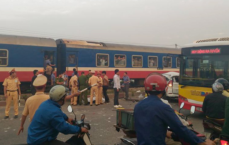 Tàu hỏa đâm ôtô 7 người thương vong ảnh 2 Tau hoa dam oto 7 nguoi thuong vong anh 2