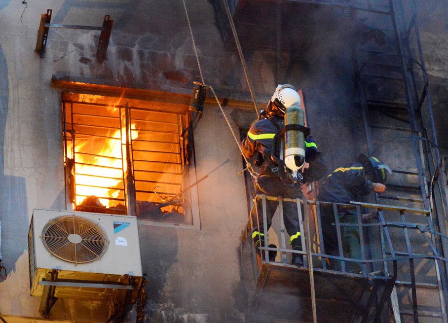 Phong hat co 15 nguoi chi 2 nguoi kip thoat khoi dam chay hinh anh