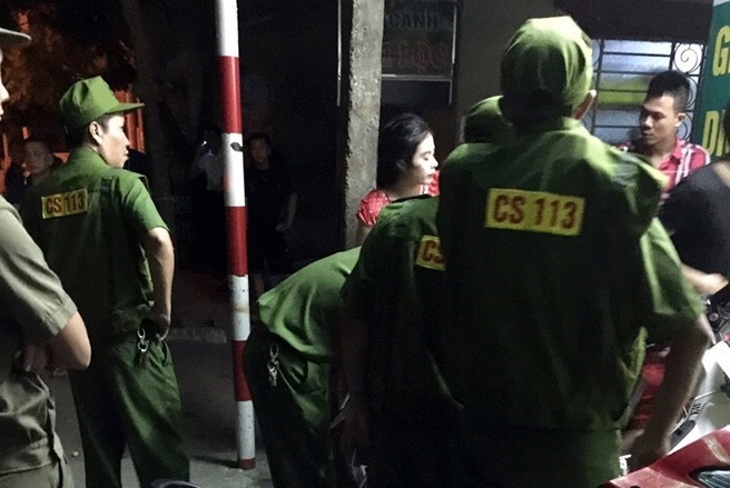 Bat 2 nguoi trong nhom no sung o Ha Dong hinh anh