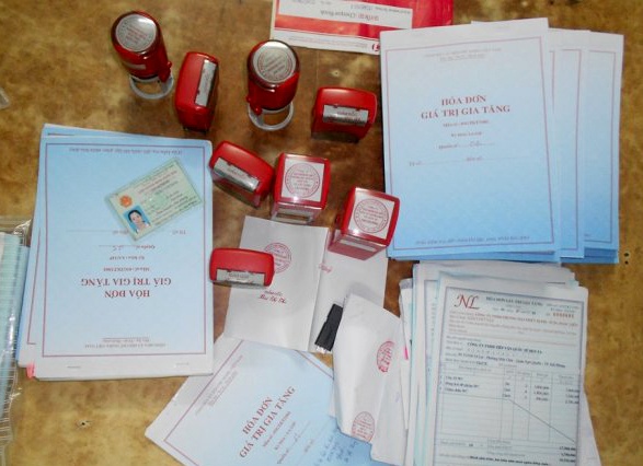 13 can bo thue, hai quan tiep tay doanh nghiep lua hoan thue hinh anh