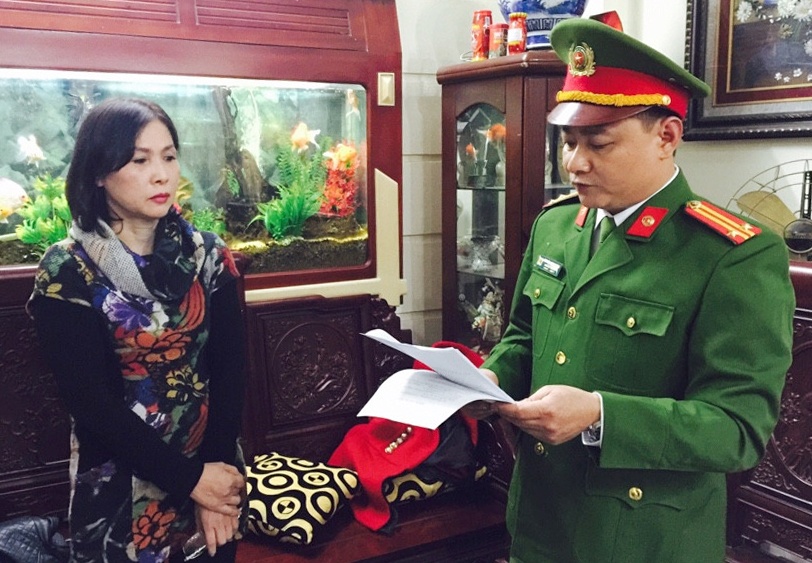 Nu giam doc thue hang chuc tau hut trom cat tren song Hong hinh anh