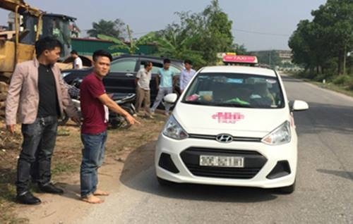 Cảnh sát soi đèn pin tìm cướp ảnh 1 Canh sat soi den pin tim cuop anh 1