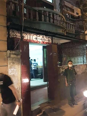 Thi thể bốc mùi trong căn nhà 3 tầng ảnh 1 Thi the boc mui trong can nha 3 tang anh 1