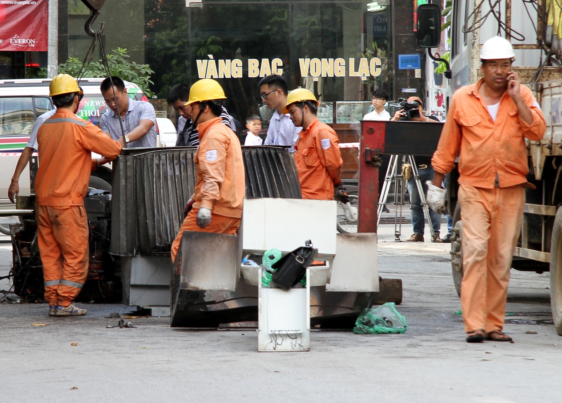 Phe binh Giam doc dien luc Ha Dong sau vu no tram bien ap hinh anh