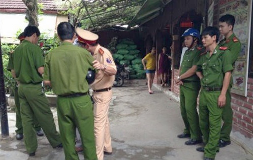 Thợ hồ đổ xăng đốt vợ cũ ở quán cà phê ảnh 2 Tho ho do xang dot vo cu o quan ca phe anh 2