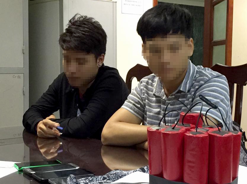 Lam ro nhom quay clip 'ra duong dot bom' hinh anh