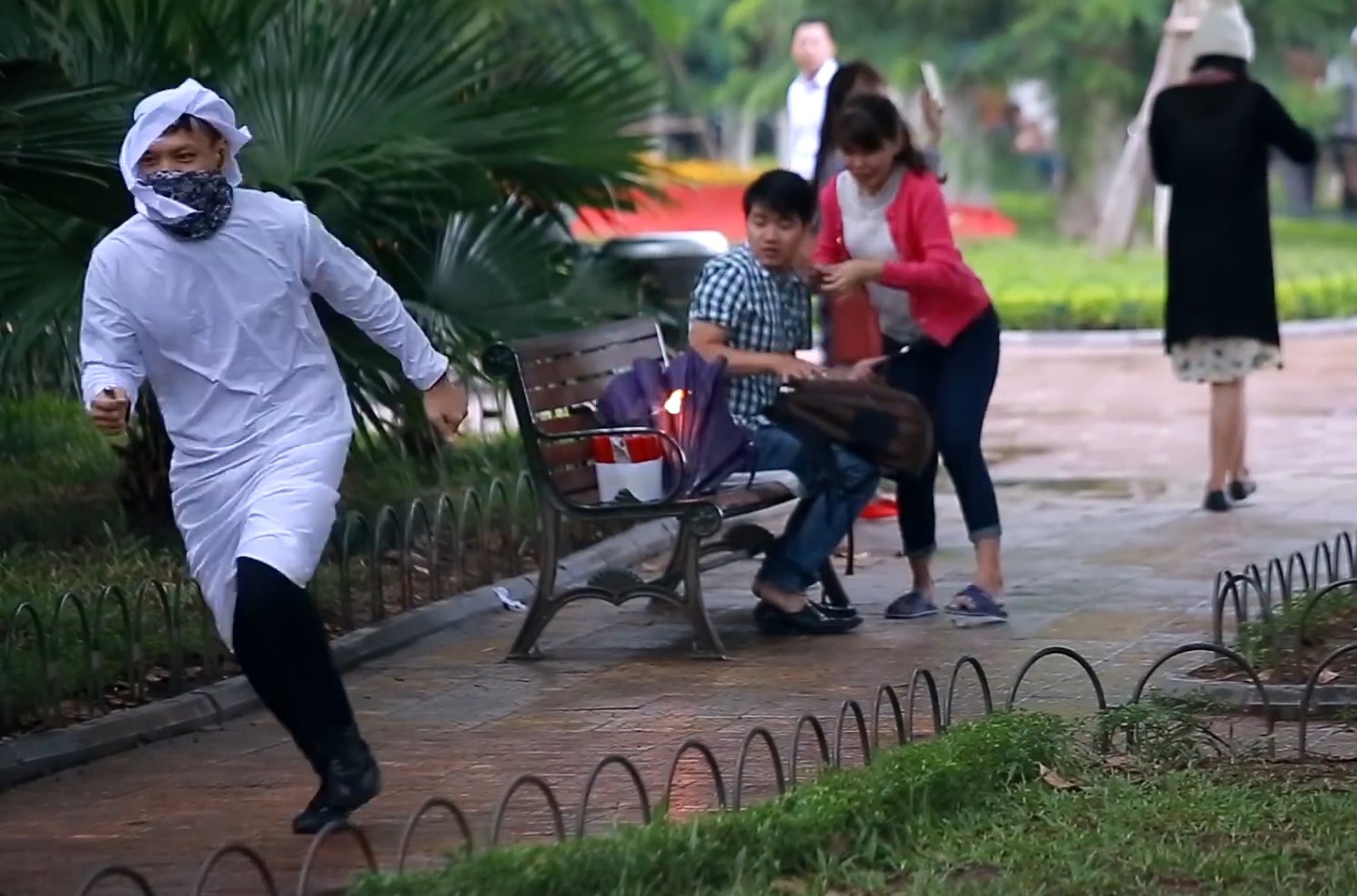 Nhóm quay clip ra đường đốt bom ảnh 2 Nhom quay clip ra duong dot bom anh 2