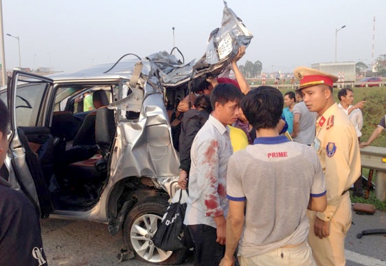 Bat tai xe Innova gay tai nan khi di lui tren cao toc hinh anh