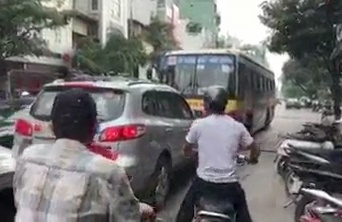 Xe buýt lấn làn phải đi lùi trên phố Hà Nội ảnh 1 Xe buyt lan lan phai di lui tren pho Ha Noi anh 1