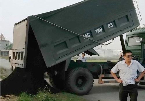 Chu xe qua tai chan dau oto thanh tra giao thong hinh anh