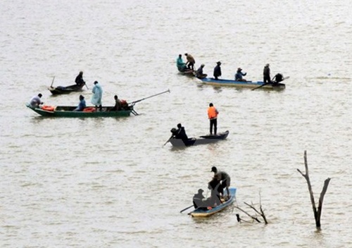 10 tho lan tim 4 nguoi tu nan trong vu lat thuyen hinh anh