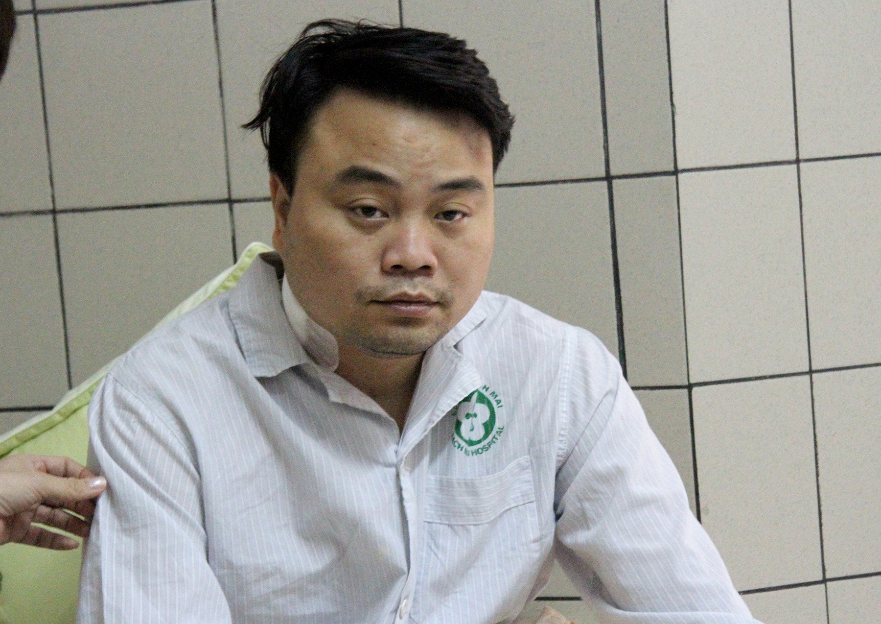 Cu xoay nguoi cua thieu ta bat ke khong che nu con tin hinh anh