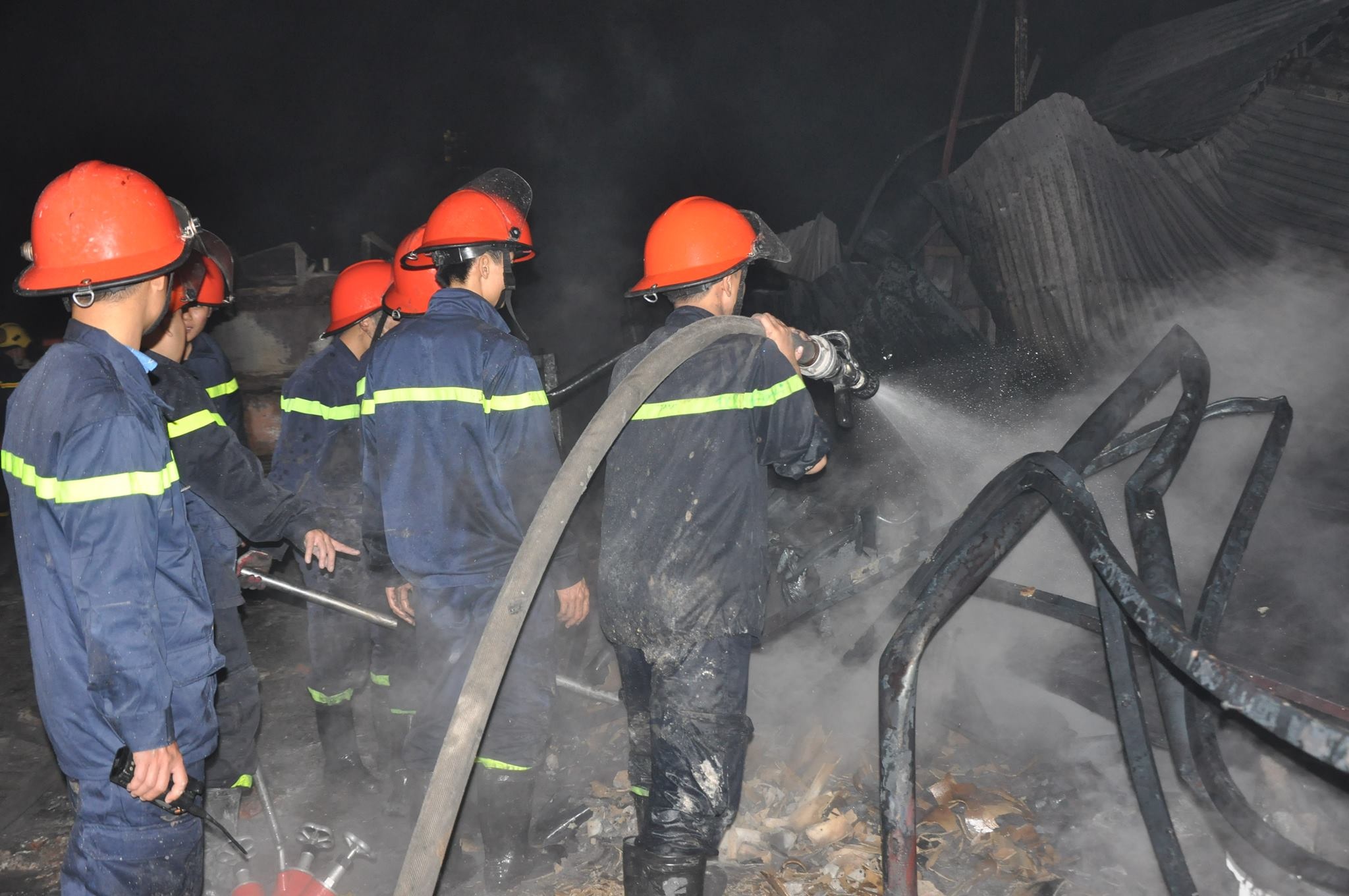 Gan tram canh sat khong che dam chay xuong nhua anh 8