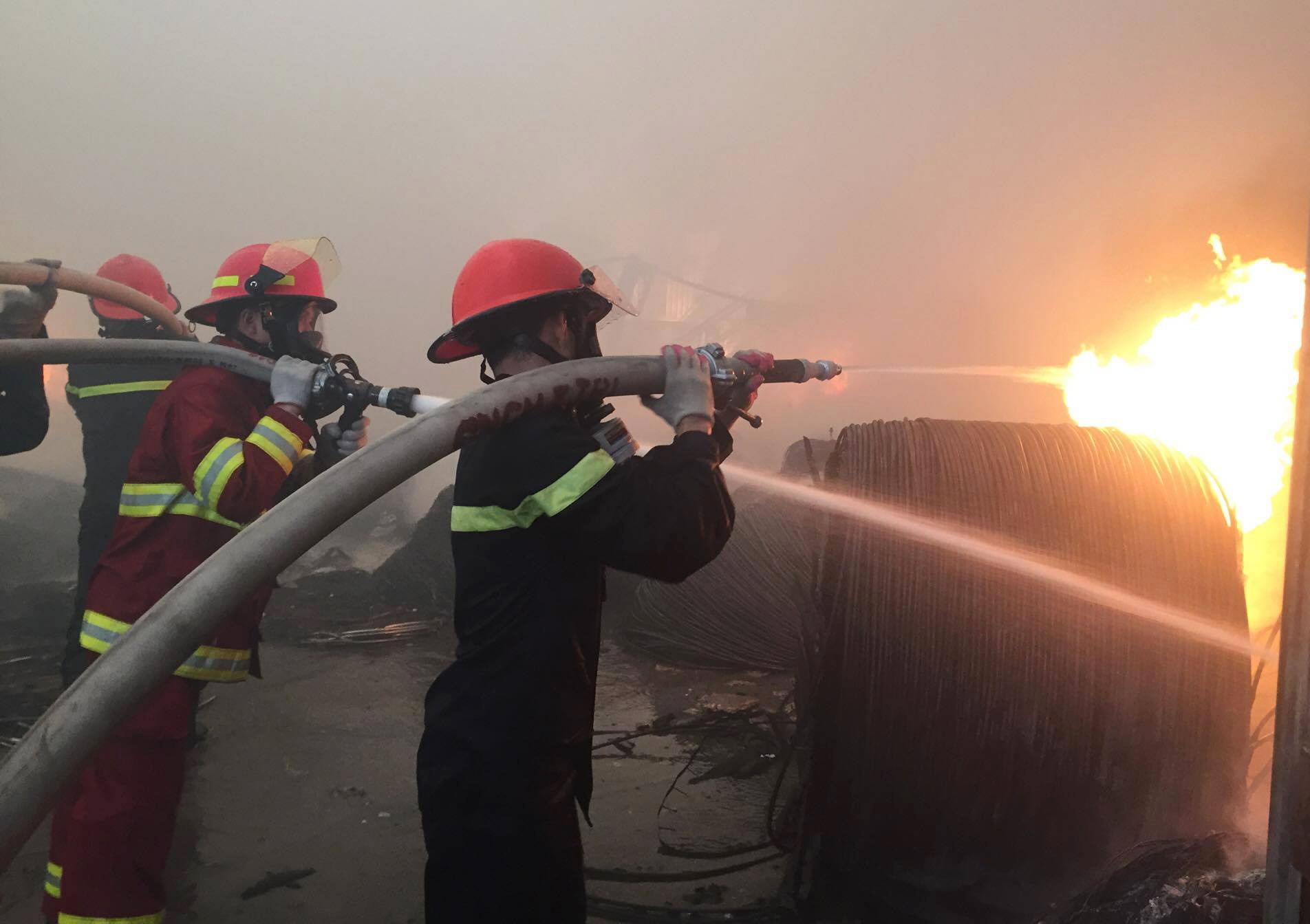 Hang tram nguoi chua chay kho hang 2.000 m2 hinh anh