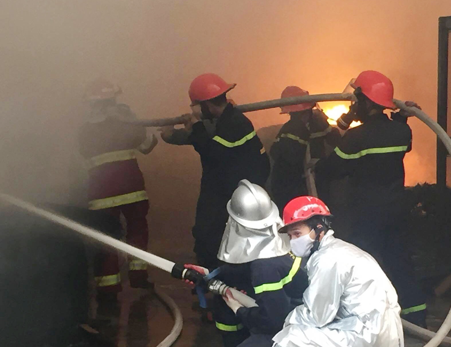 Canh sat mac ao cach nhiet chua chay kho hang 2.000 m2 hinh anh