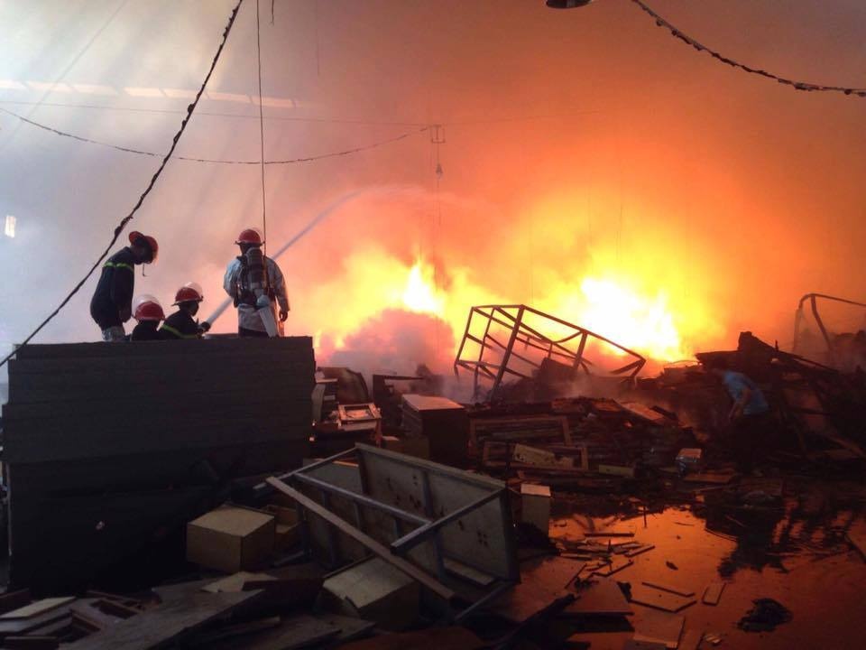 Hang tram nguoi chua chay kho hang 2.000 m2 hinh anh