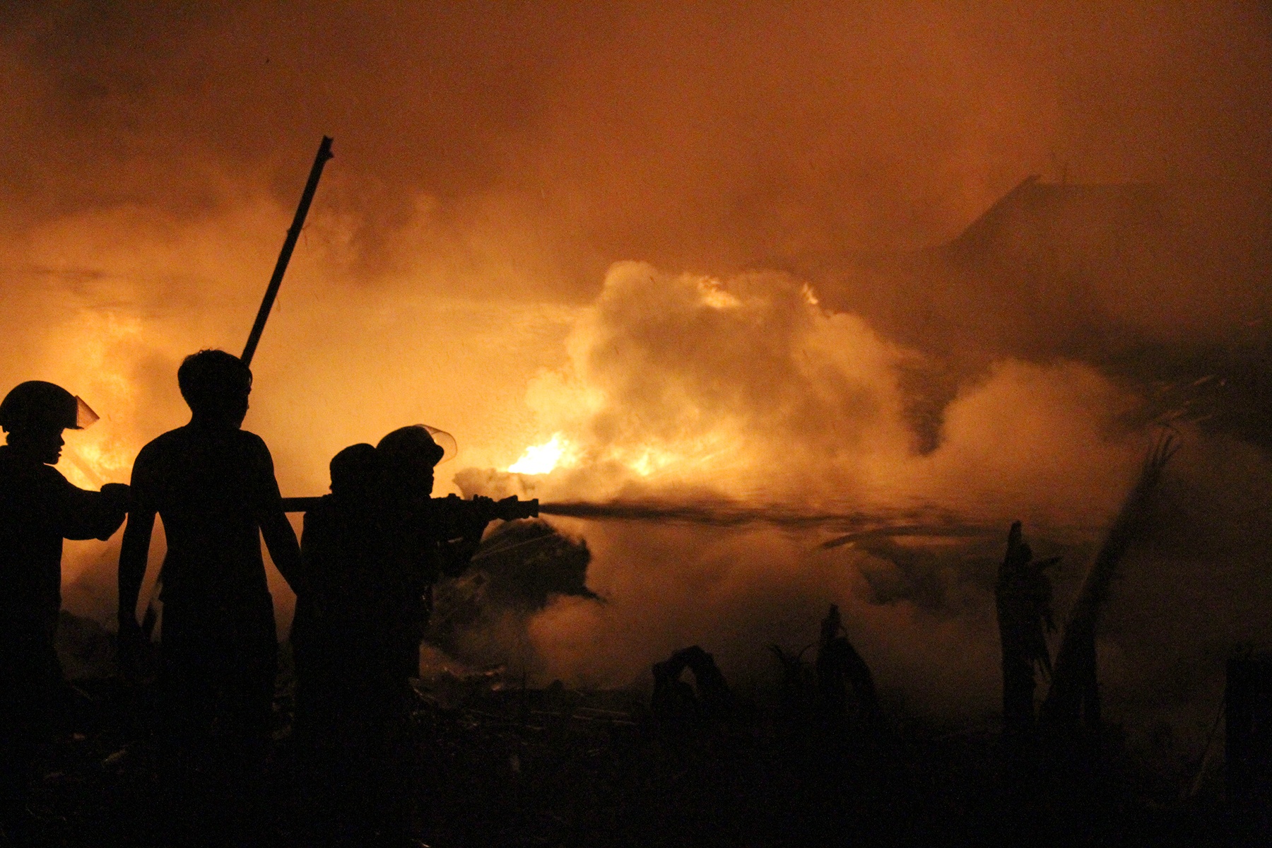 Gan tram canh sat dap dam chay xuong nhua rong 1.000 m2 hinh anh