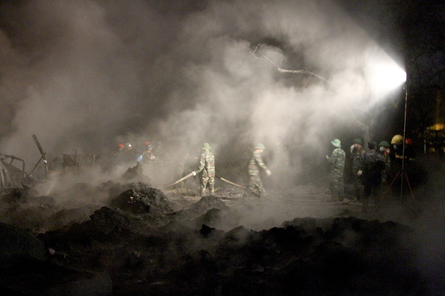 Gan tram canh sat khong che dam chay xuong nhua anh 9