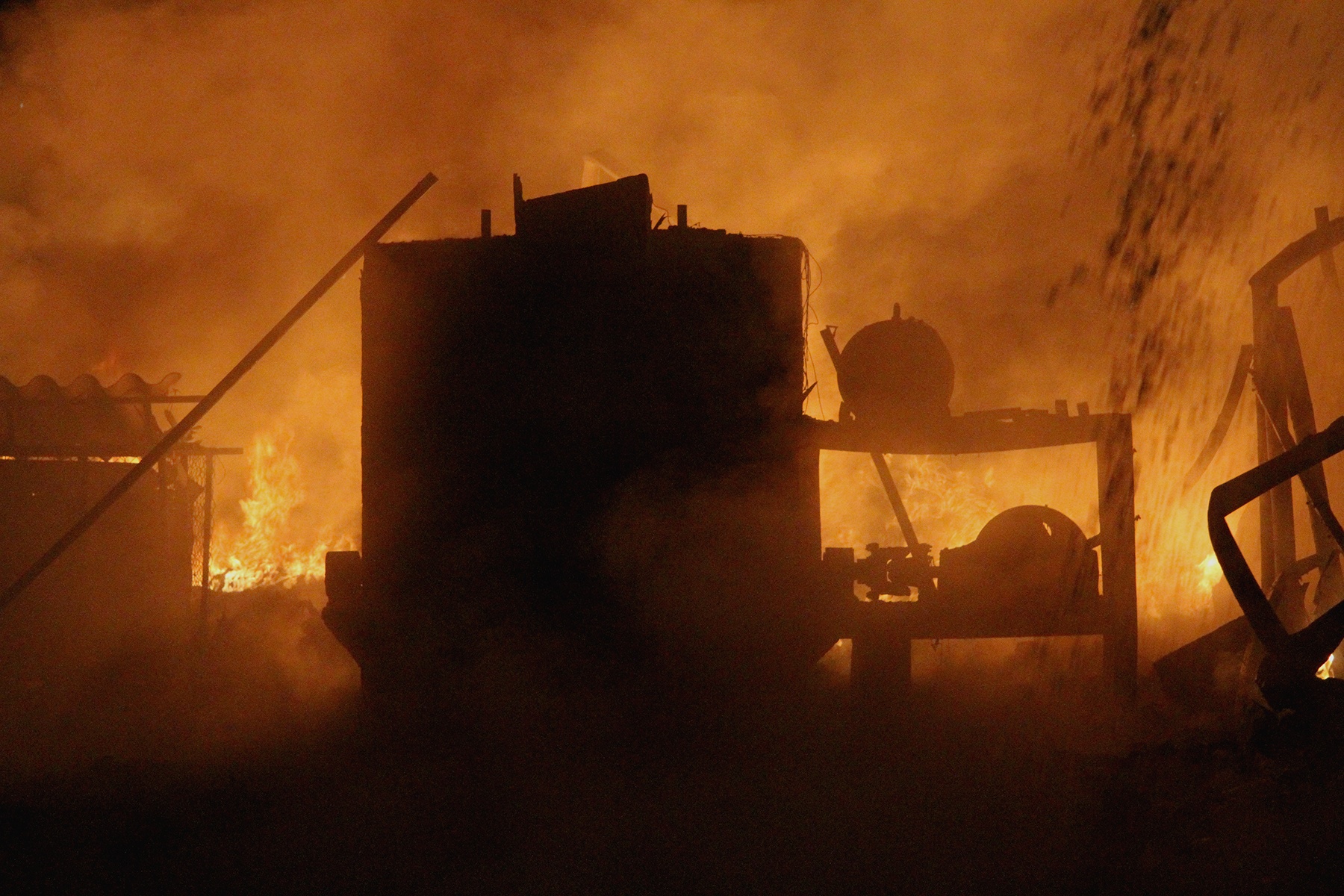 Gan tram canh sat khong che dam chay xuong nhua anh 3