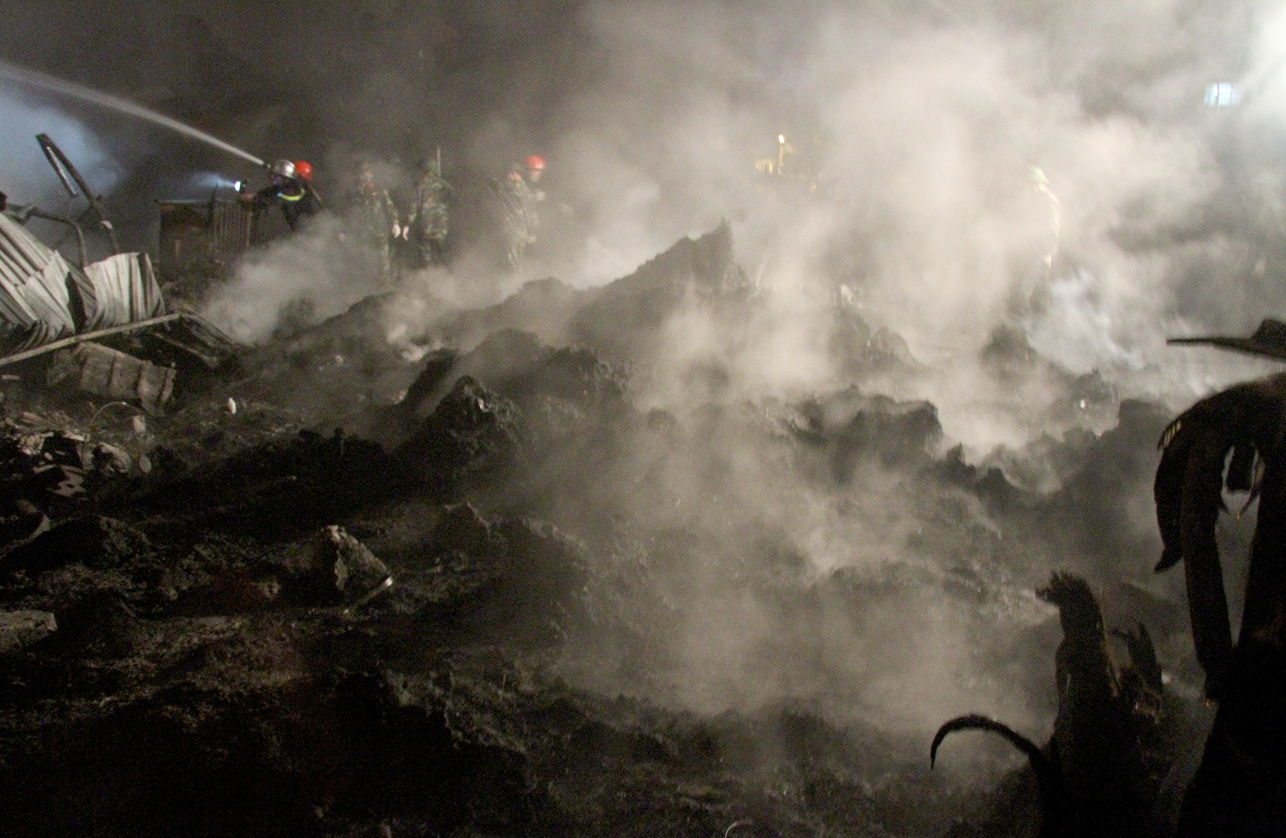 Gan tram canh sat khong che dam chay xuong nhua anh 10