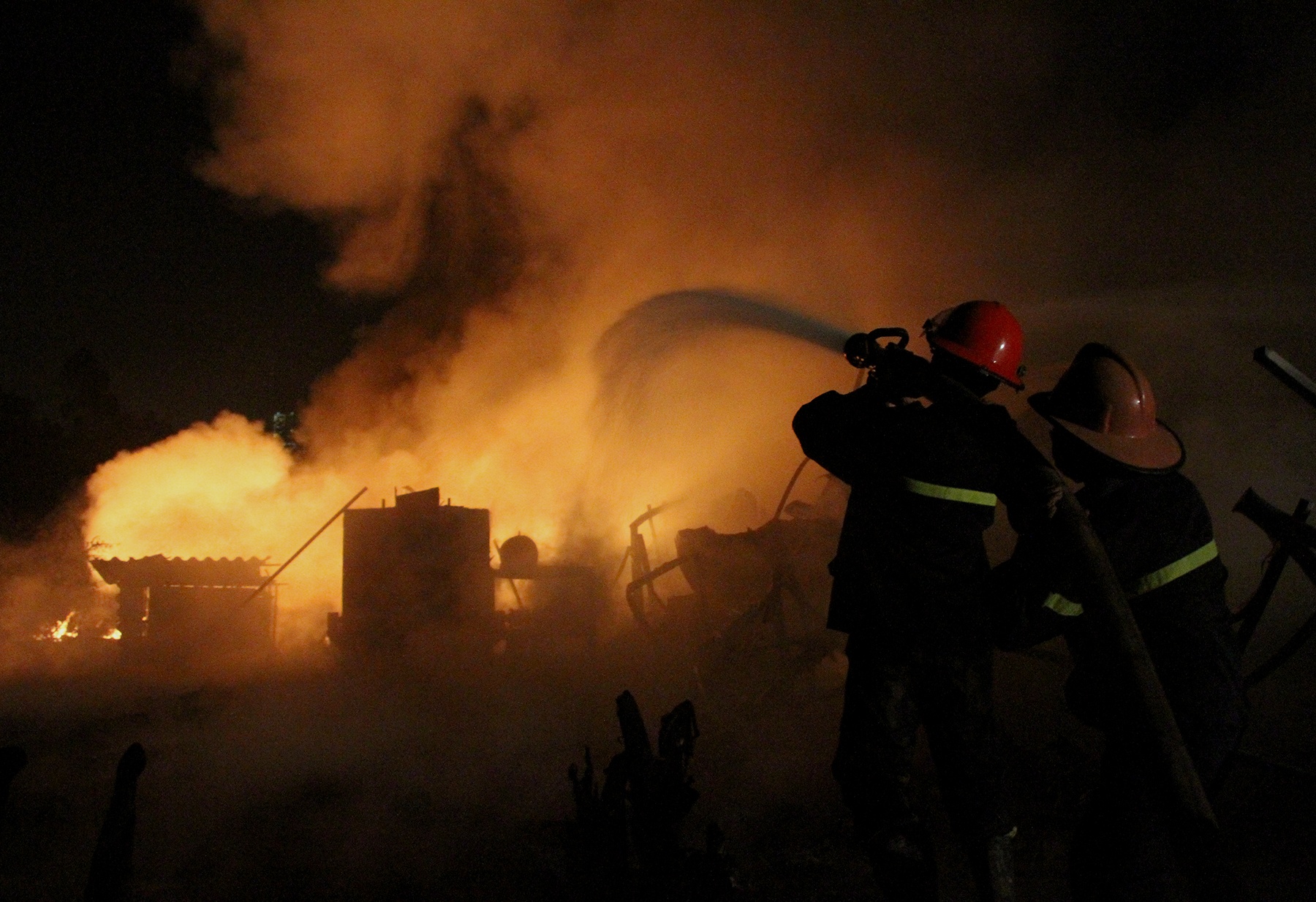 Gan tram canh sat khong che dam chay xuong nhua anh 5