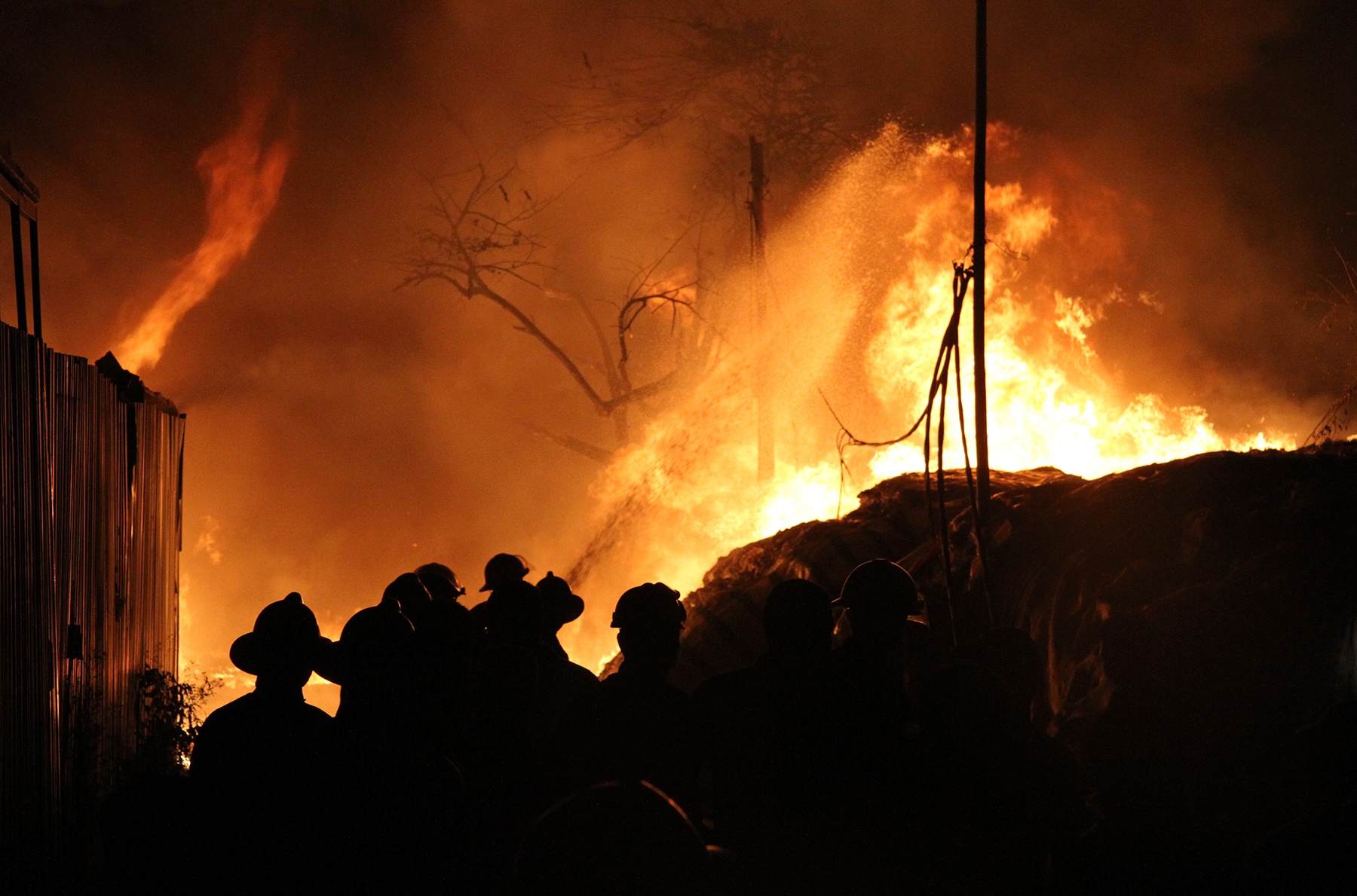 Gan tram canh sat khong che dam chay xuong nhua anh 6