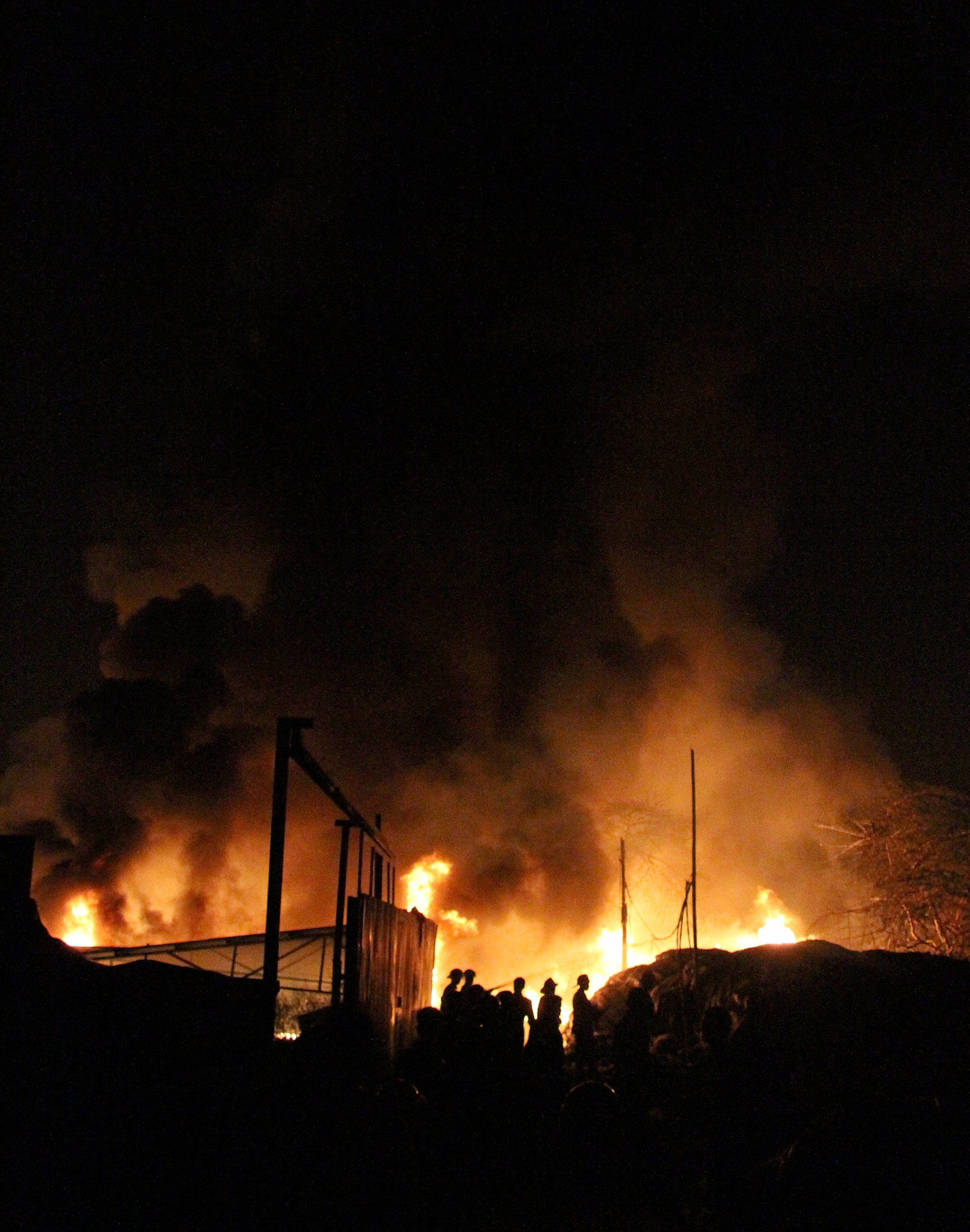 Gan tram canh sat khong che dam chay xuong nhua anh 1