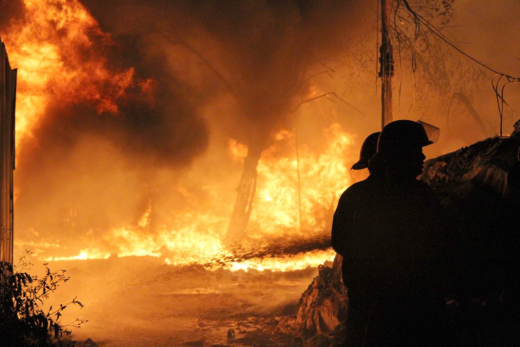 Gan tram canh sat khong che dam chay xuong nhua anh 2