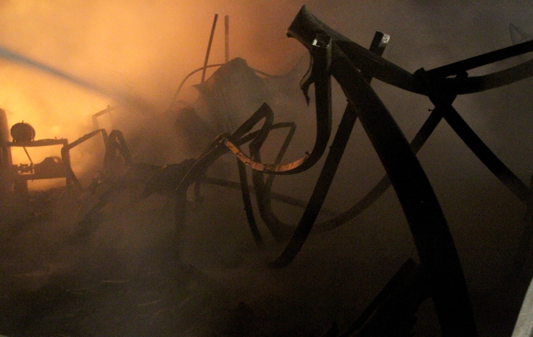 Gan tram canh sat khong che dam chay xuong nhua anh 11