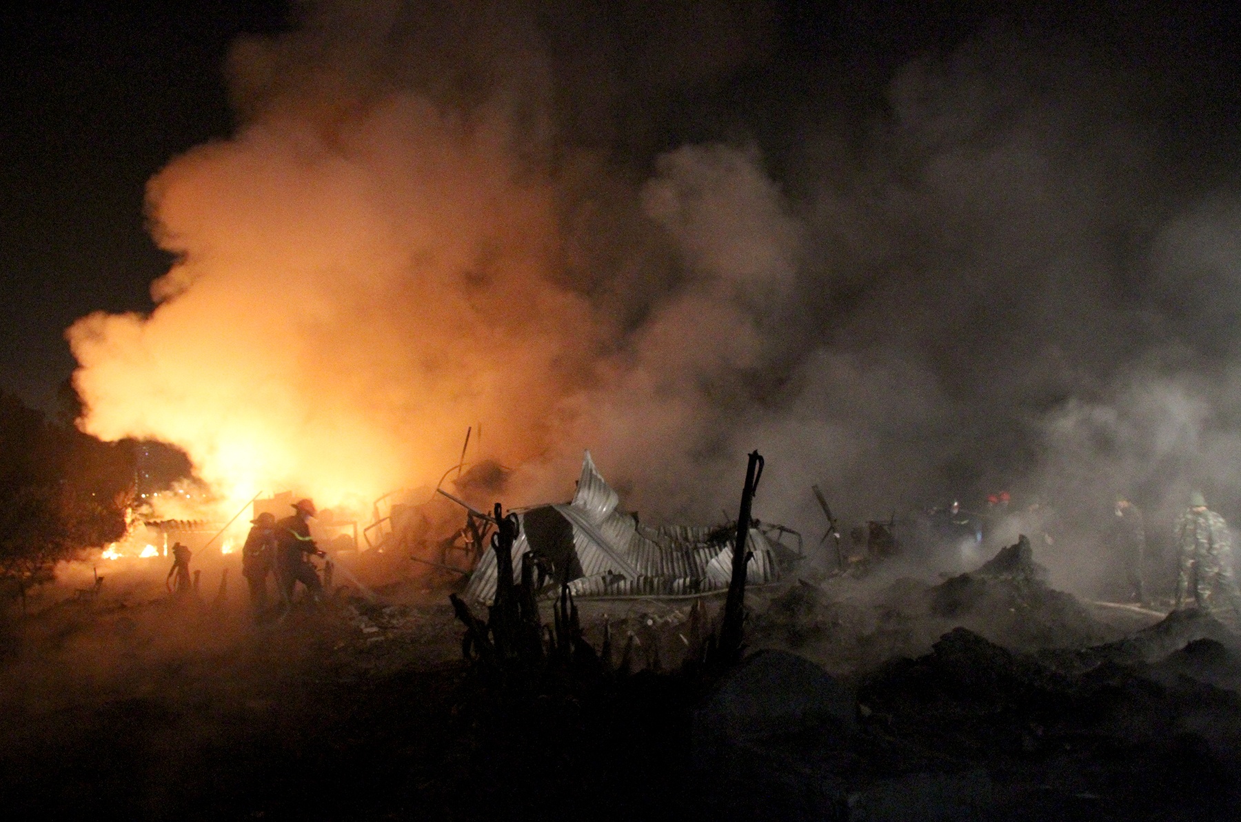 Gan tram canh sat khong che dam chay xuong nhua anh 7