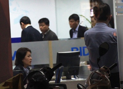 Clip ten cuop chia sung gia doa nhan vien ngan hang o Hue hinh anh