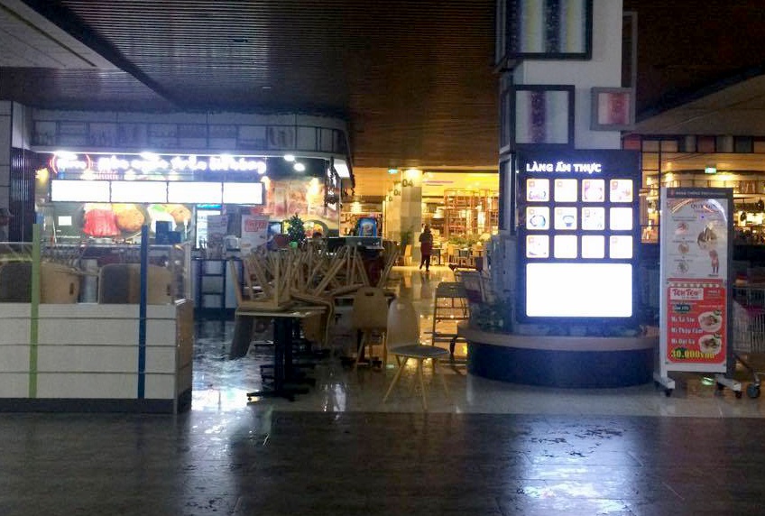 Khach bo chay khi sieu thi AEON MALL Long Bien bao chay hinh anh