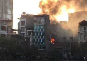 Canh sat hut nuoc ho dap dam chay nha 3 tang o Ha Noi hinh anh