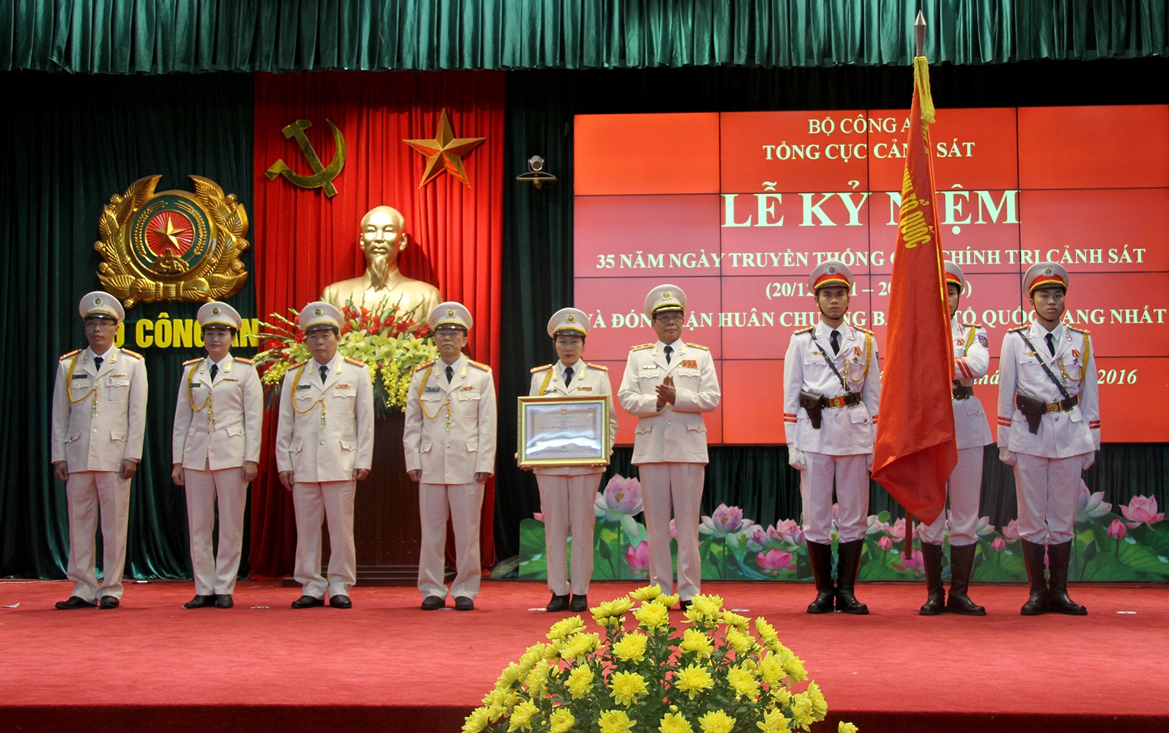 Cuc chinh tri canh sat don huan chuong bao ve to quoc anh 1