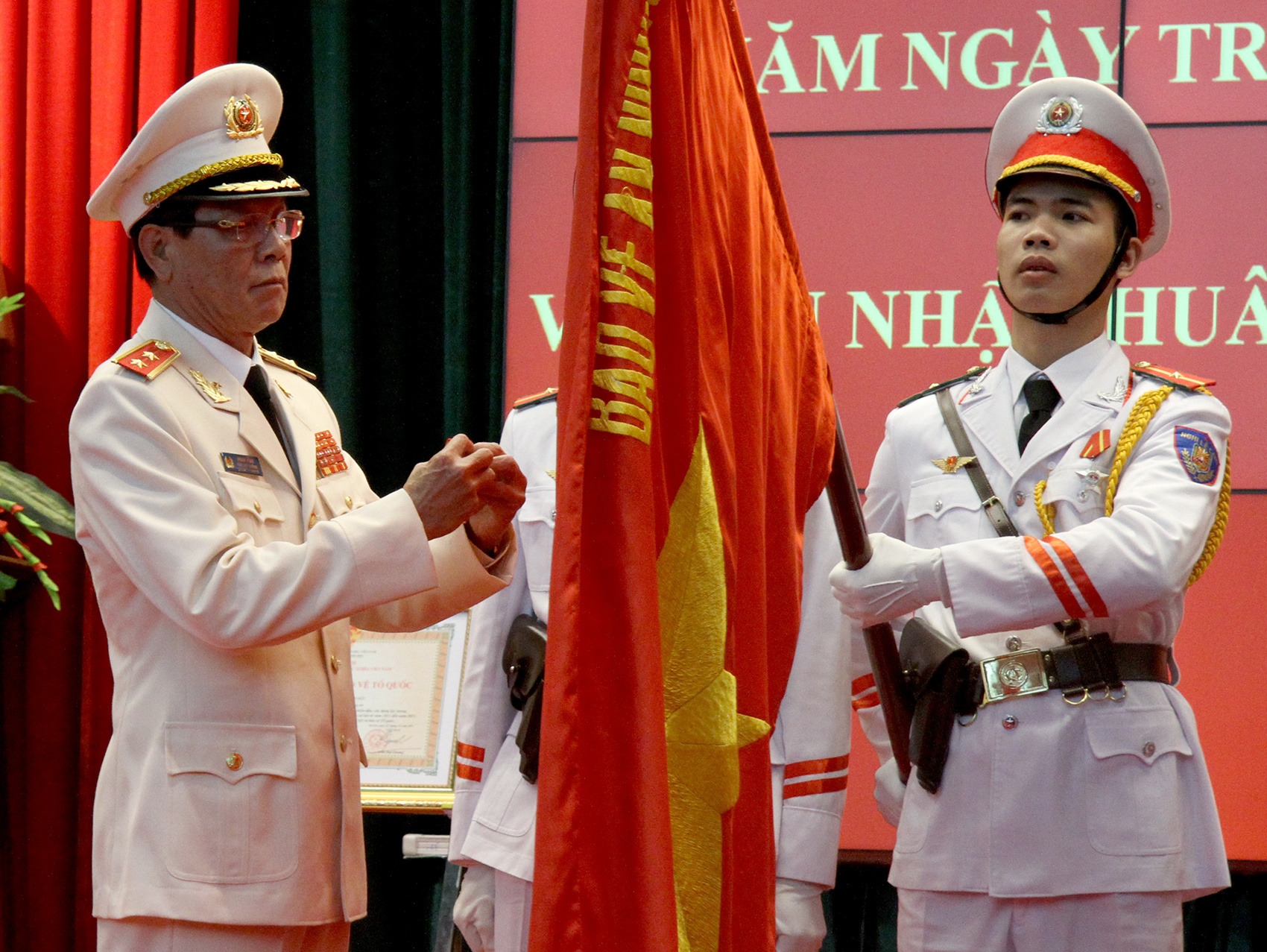 Cuc chinh tri canh sat nhan Huan chuong Bao ve to quoc hinh anh