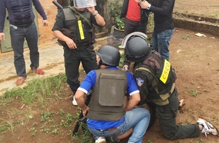 Canh sat bao vay ke truy na dac biet tren doi ca phe hinh anh