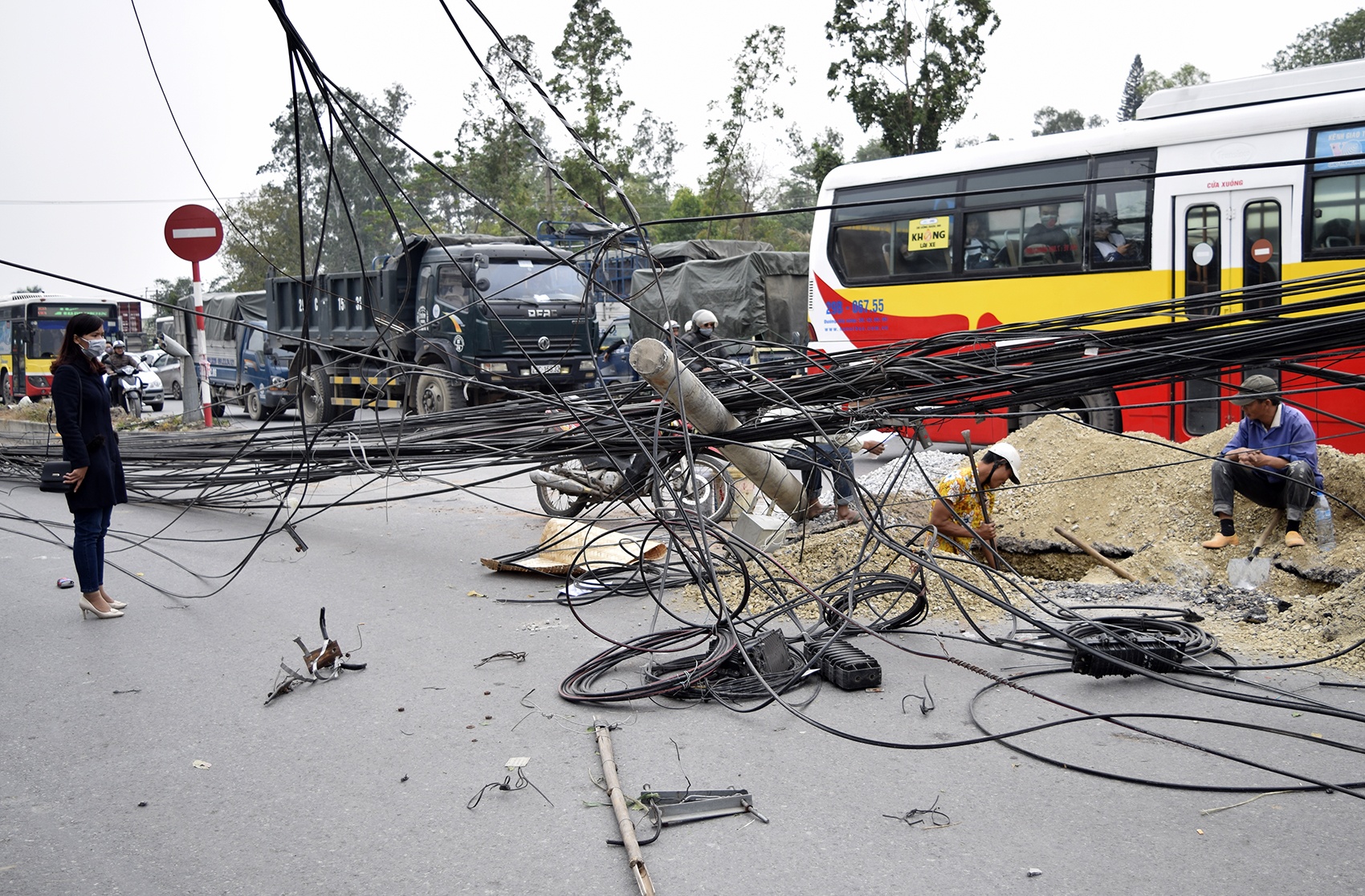 Xe tai keo do cot dien tren pho anh 1
