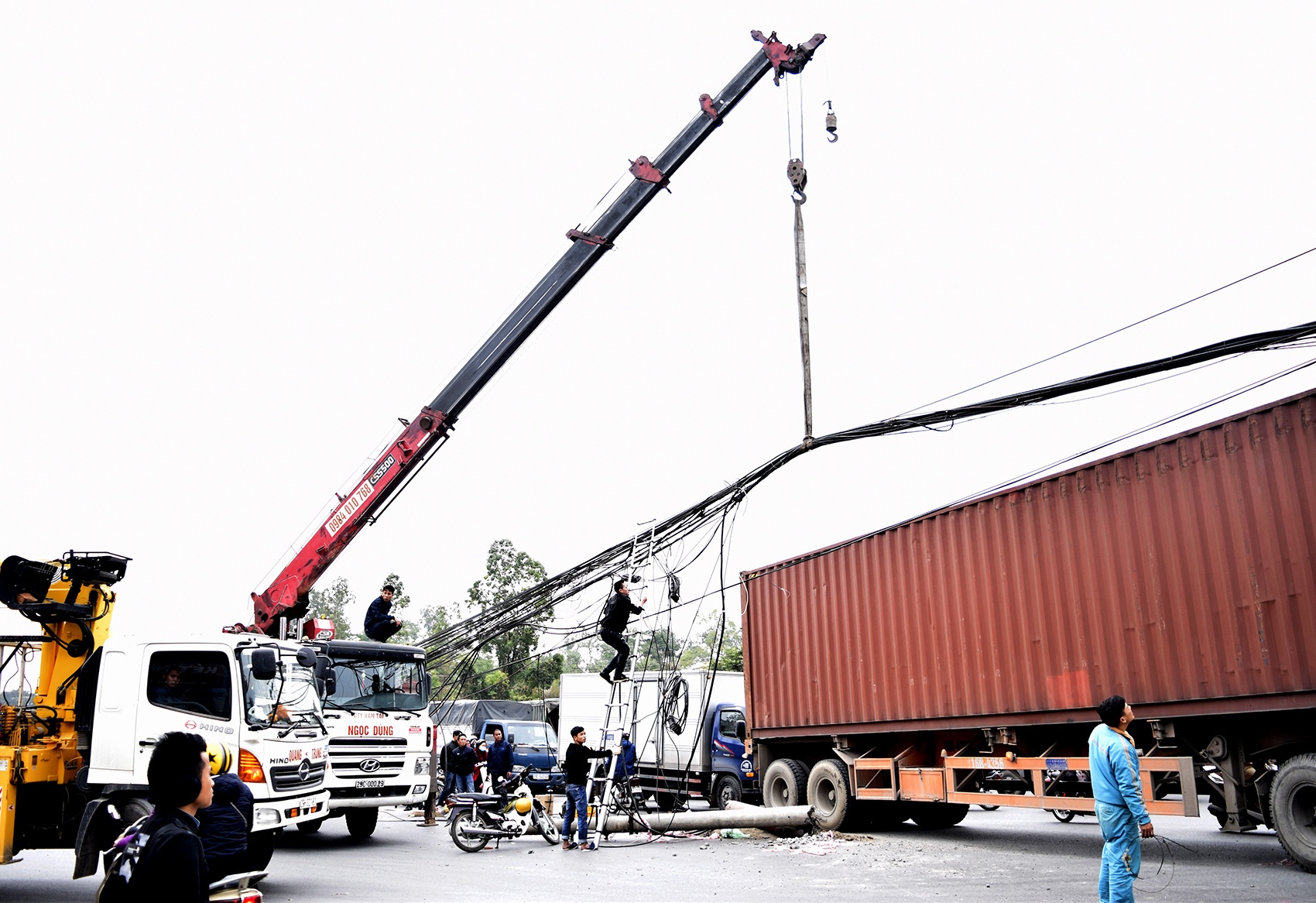 Oto keo do cot cap vien thong gay un tac o Ha Noi hinh anh