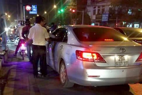 Dan duoi danh tai xe Camry bo chay sau tai nan hinh anh