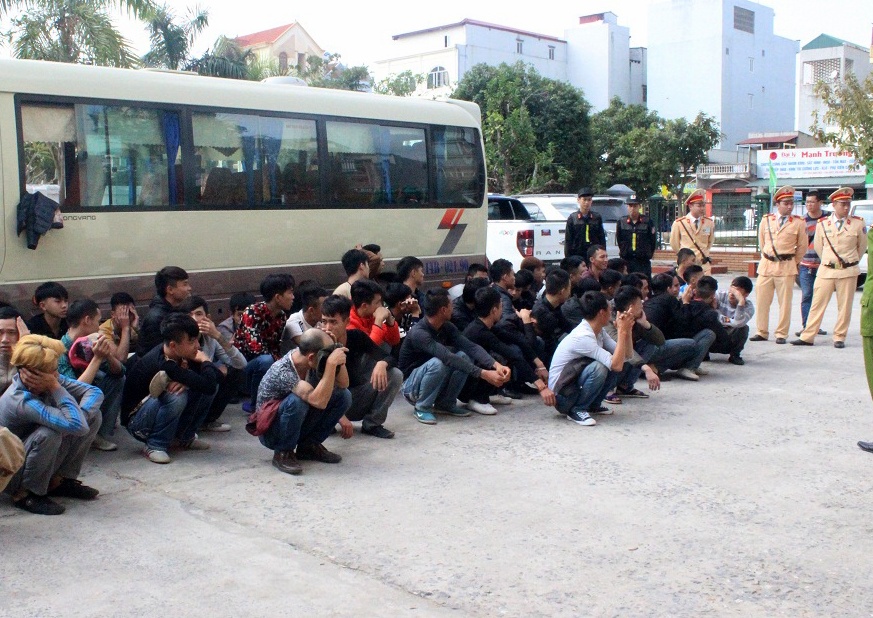 Ngan chan nhom thanh nien keo den Mong Cai tra thu anh 1