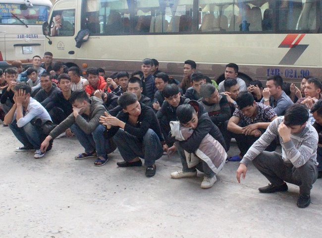 Ngan chan 76 thanh nien keo den Mong Cai tra thu hinh anh