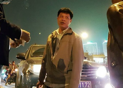 Khoi to lai xe bien xanh 80A tat canh sat co dong hinh anh