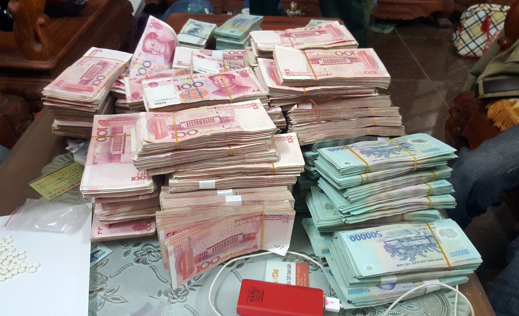 Canh sat chan xe hop cho 87 banh heroin anh 2