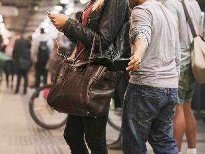 Bi kip doi pho voi moc tui ngay Tet hinh anh