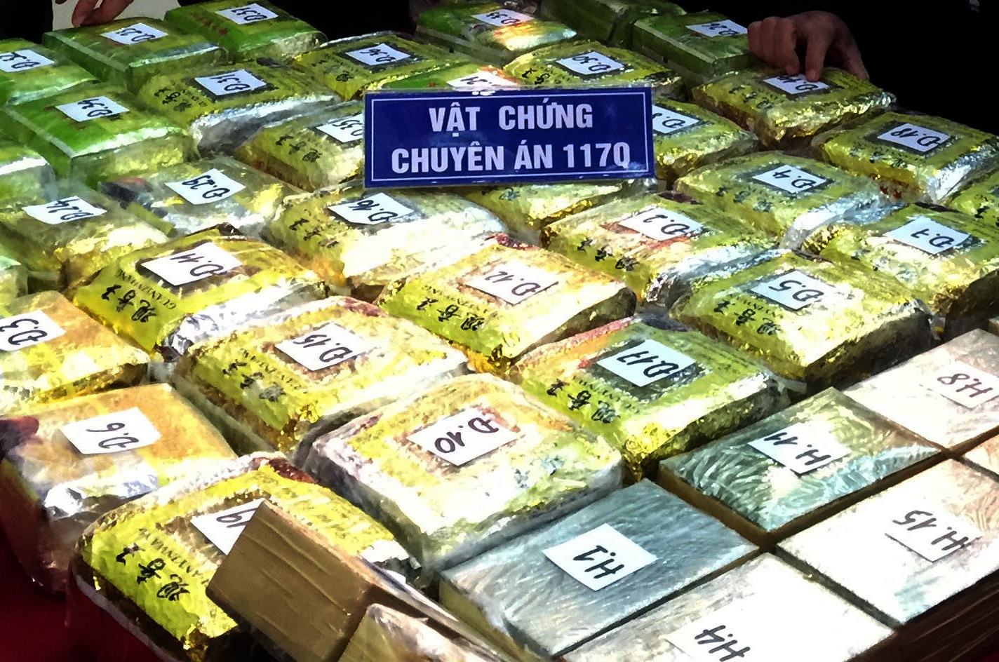 Bat 2 phu nu trong vu mua ban ma tuy da lon chua tung co hinh anh