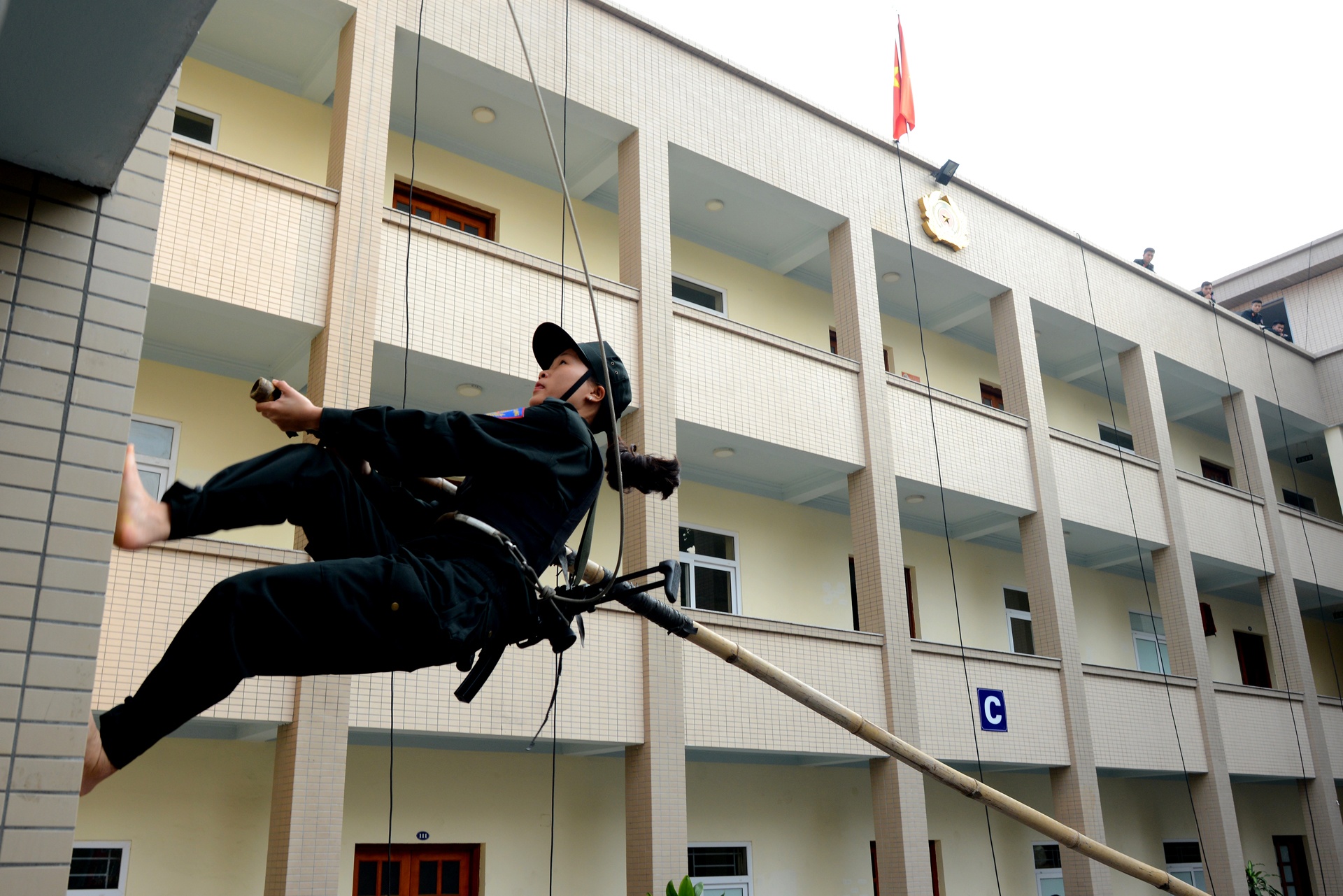 Nhung bong hong canh sat dac nhiem anh 7